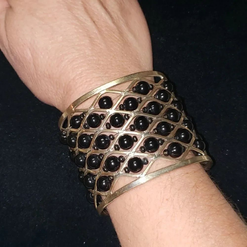 VNTG Goldtone Lattice Black Bead Bracelet - Picture 3 of 4